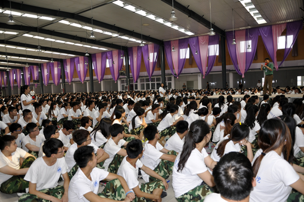 学院特邀周虎震教授作《大学生就业创业》报告