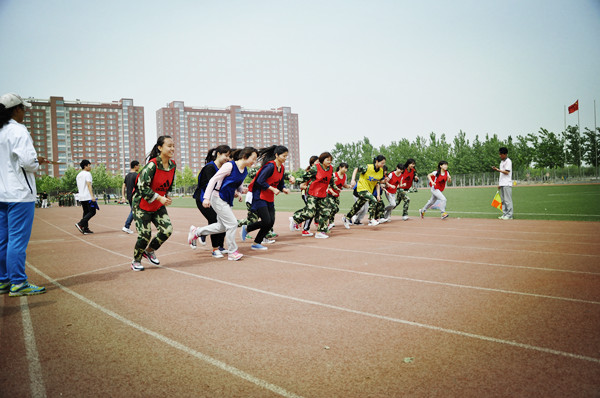 我部体育教师组织全院学生进行体育测试