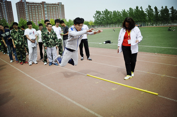 我部体育教师组织全院学生进行体育测试