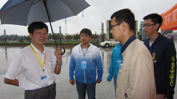 秋雨连绵天渐冷  学院迎新热潮涌