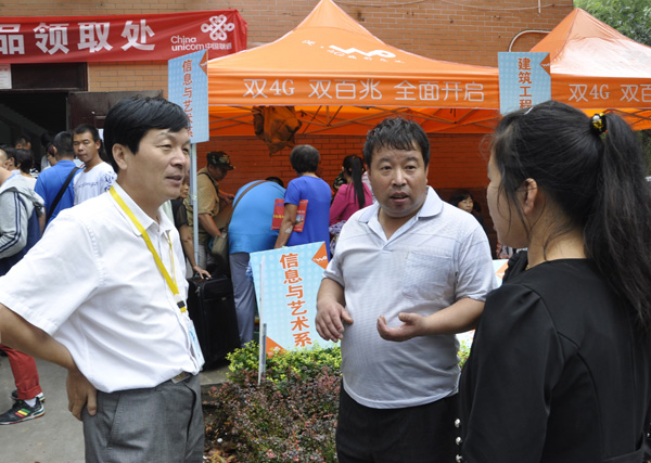 秋雨连绵天渐冷  学院迎新热潮涌