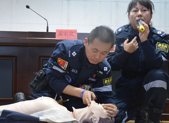 威尼斯官网邀请蓝天救援队作校园应急知识安全教育讲座