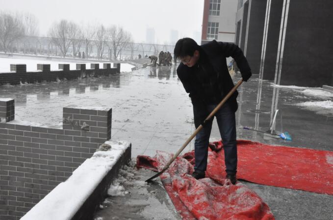 瑞雪披银装，师生扫雪忙