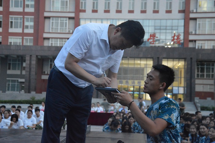 周虎震教授在威尼斯官网举办报告会