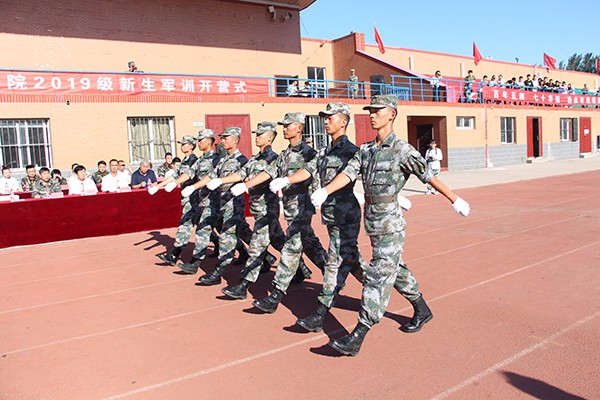 外围买球十大平台2019级新生军训开营仪式隆重举行