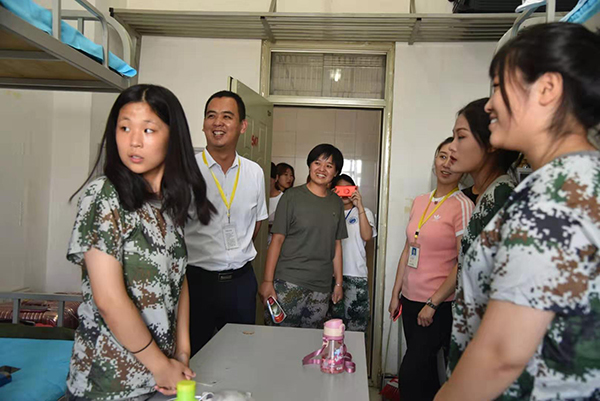 学校领导深入学生宿舍走访慰问2019级新生