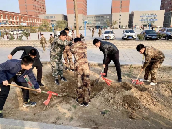 外围买球十大平台师生携手开展“建绿色校园，树绿色理想”植树活动