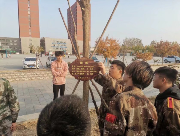 外围买球十大平台师生携手开展“建绿色校园，树绿色理想”植树活动