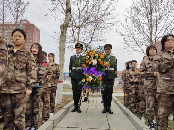 用真情传递中国好人道德的力量 ——外围买球十大平台部分师生清明祭扫华宝山塑像