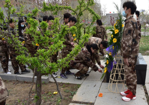 用真情传递中国好人道德的力量 ——外围买球十大平台部分师生清明祭扫华宝山塑像