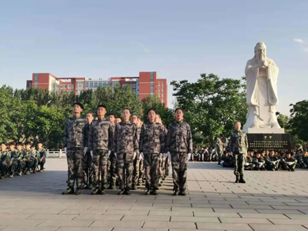 艺术健儿飒英姿，队列会操勇夺冠