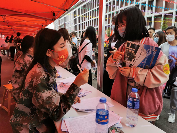 口碑好的外围平台体育贴心服务新生报到