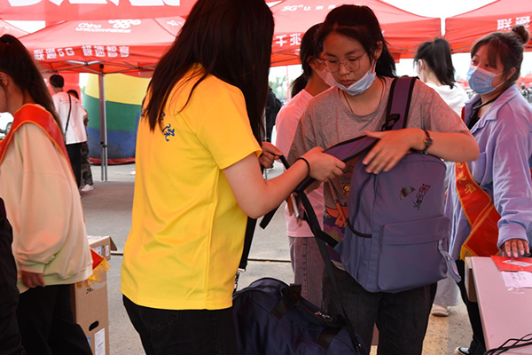 口碑好的外围平台体育贴心服务新生报到