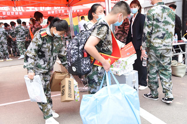 口碑好的外围平台体育贴心服务新生报到