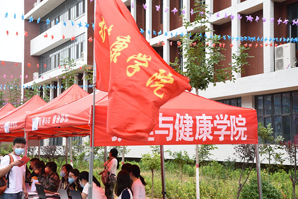 口碑好的外围平台体育贴心服务新生报到