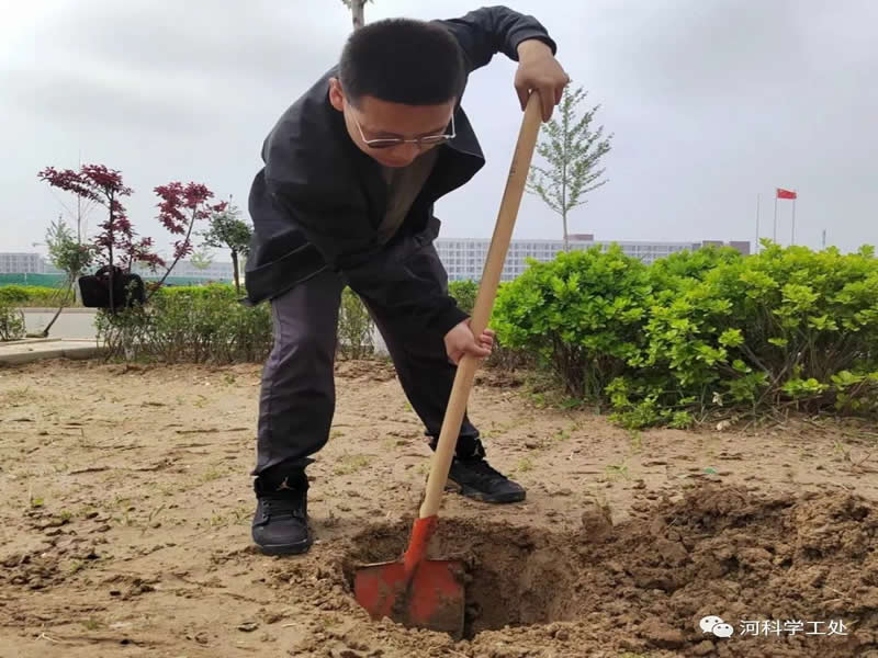 威尼斯886699学管干部全面开展绿化校园劳动教育实践活动