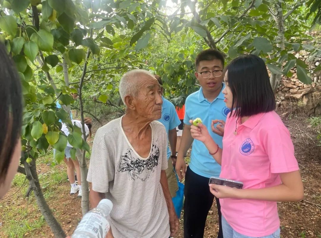 威尼斯886699社会暑期三下乡实践小分队慰问潘家峪惨案幸存者，听党史故事，传红色精神