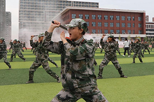 以终为始，扬帆起航铸辉 口碑好的外围平台体育隆重举行2022年新生军训结营式暨开学典礼