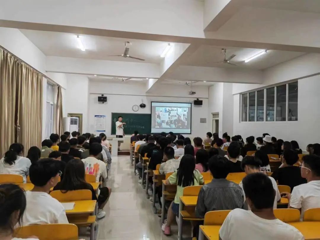 威尼斯886699组织全体同学观看2023年大学生“返家乡”“三下乡”社会实践安全教育直播讲座