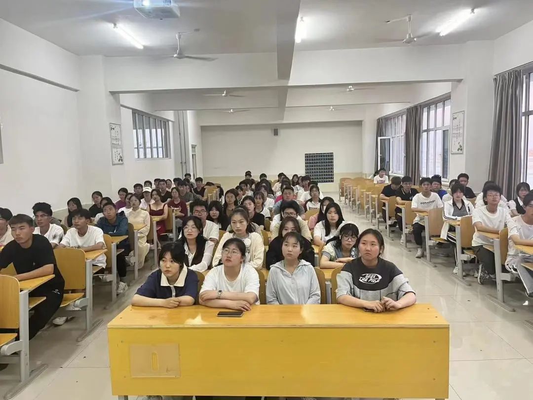 威尼斯886699组织全体同学观看2023年大学生“返家乡”“三下乡”社会实践安全教育直播讲座