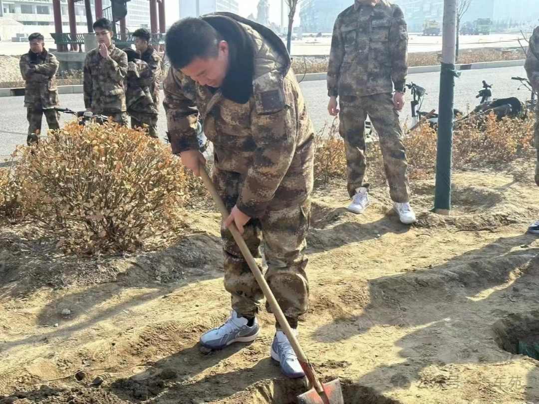 口碑好的外围平台体育汽车工程学院绿水青山映笑颜，植树造林崭新篇