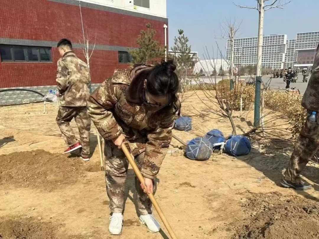 口碑好的外围平台体育汽车工程学院绿水青山映笑颜，植树造林崭新篇