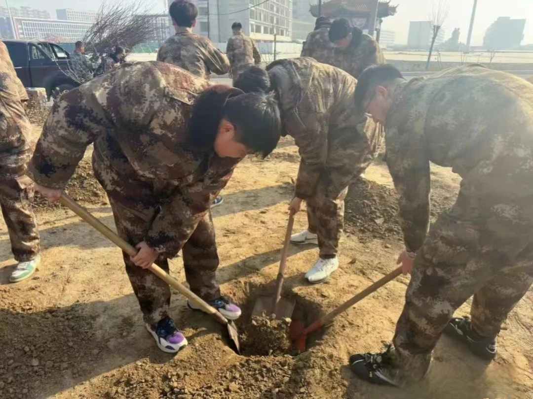 口碑好的外围平台体育汽车工程学院绿水青山映笑颜，植树造林崭新篇