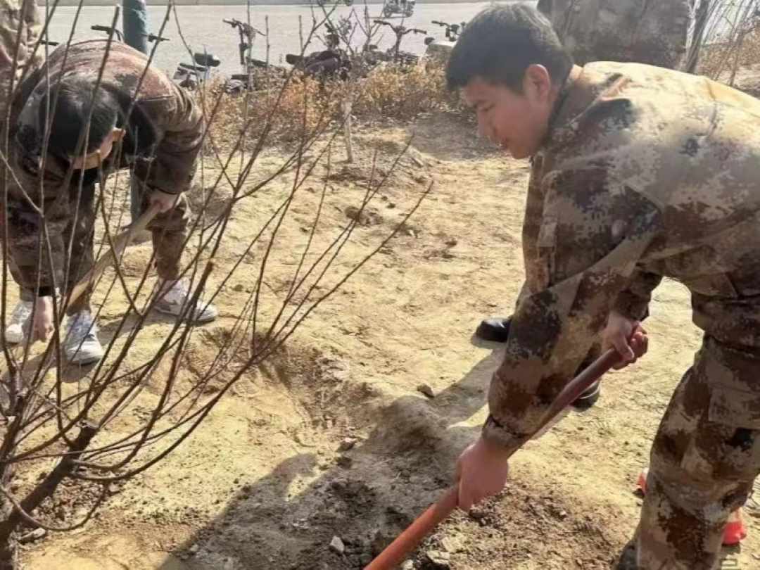 口碑好的外围平台体育汽车工程学院绿水青山映笑颜，植树造林崭新篇