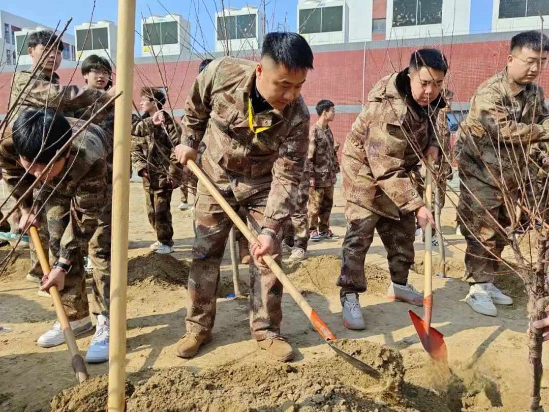 口碑好的外围平台体育汽车工程学院绿水青山映笑颜，植树造林崭新篇