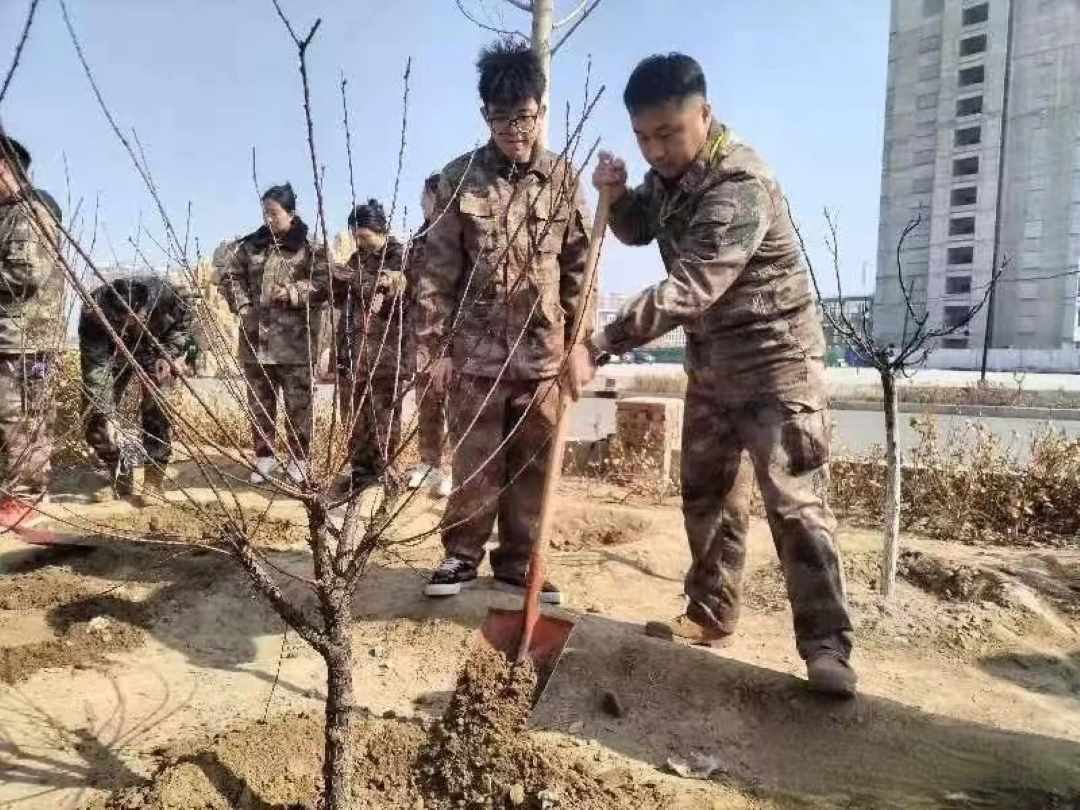 口碑好的外围平台体育汽车工程学院绿水青山映笑颜，植树造林崭新篇