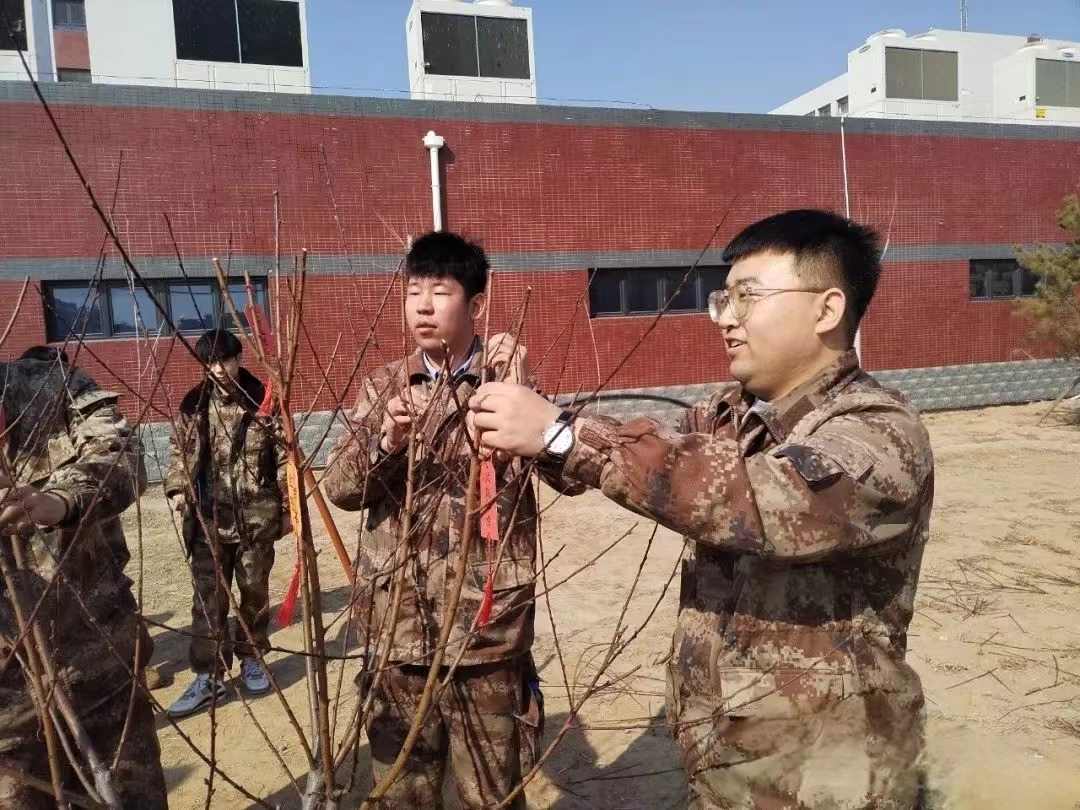 口碑好的外围平台体育汽车工程学院绿水青山映笑颜，植树造林崭新篇