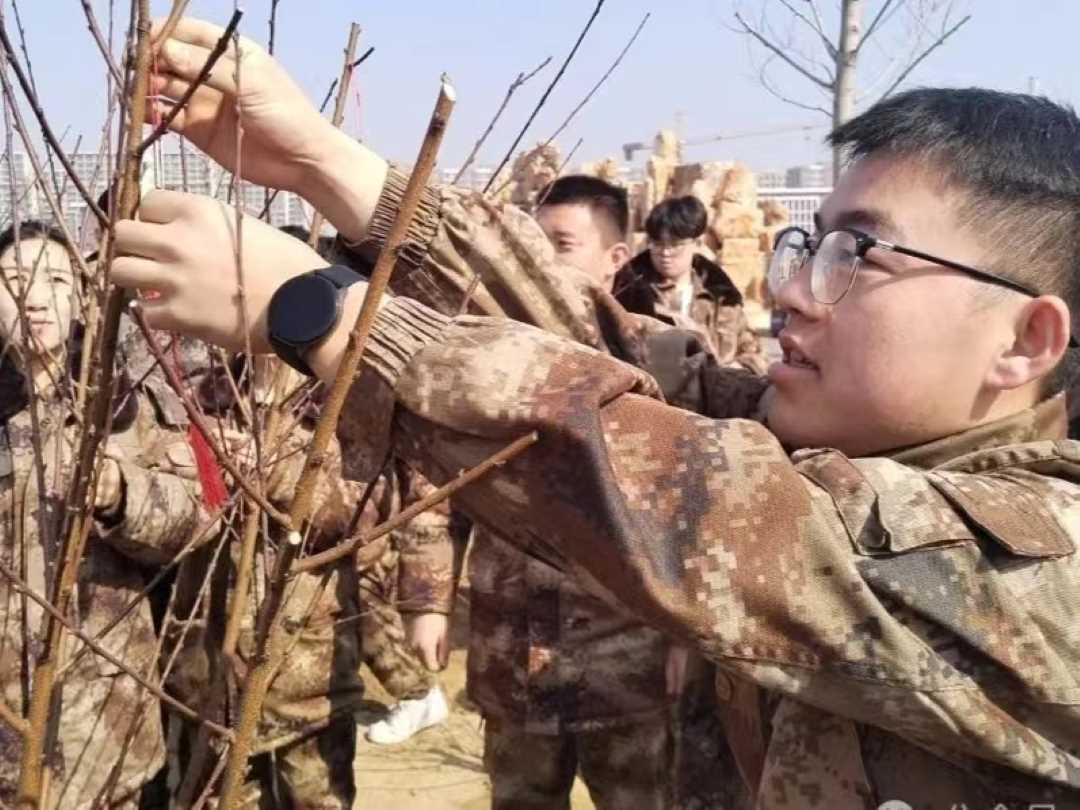 口碑好的外围平台体育汽车工程学院绿水青山映笑颜，植树造林崭新篇