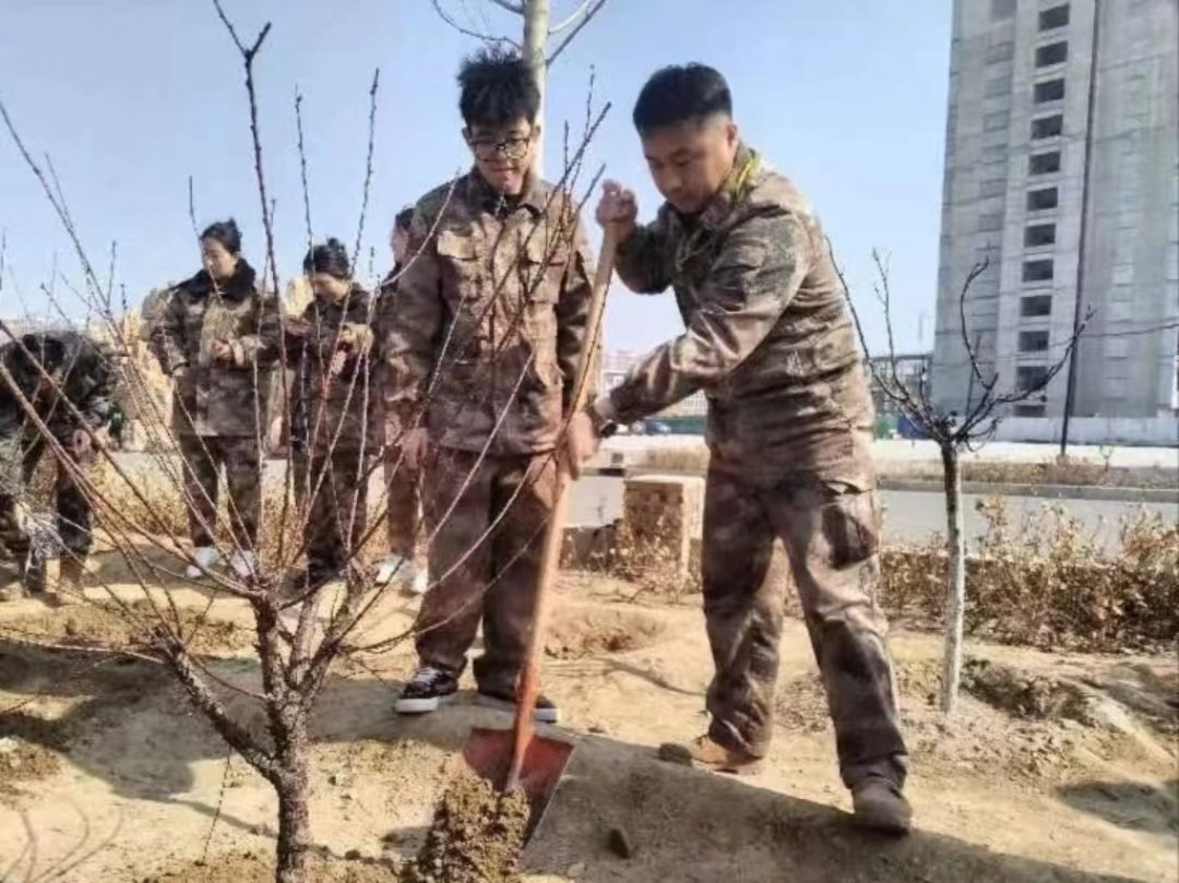 威尼斯886699  汽车工程学院  绿水青山映笑颜 植树造林崭新篇