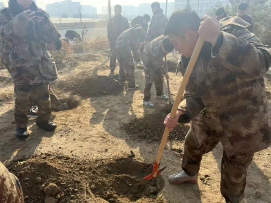 威尼斯886699  汽车工程学院  绿水青山映笑颜 植树造林崭新篇