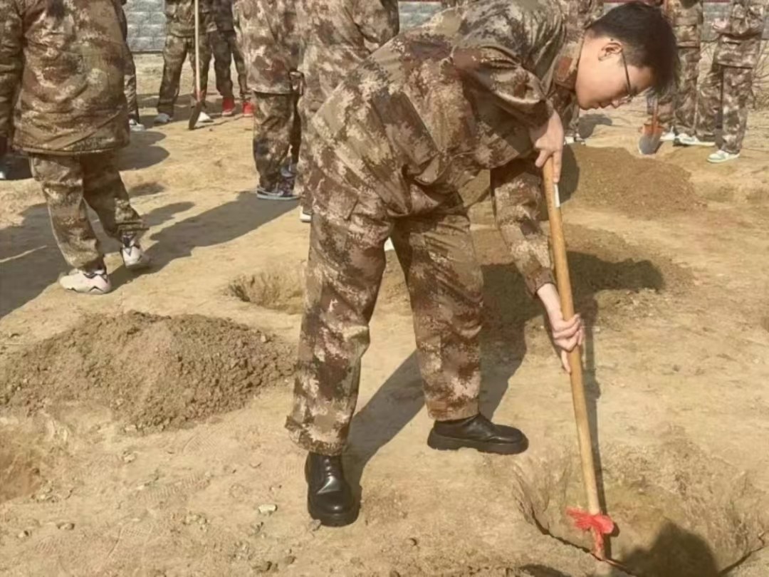 威尼斯886699  汽车工程学院  绿水青山映笑颜 植树造林崭新篇