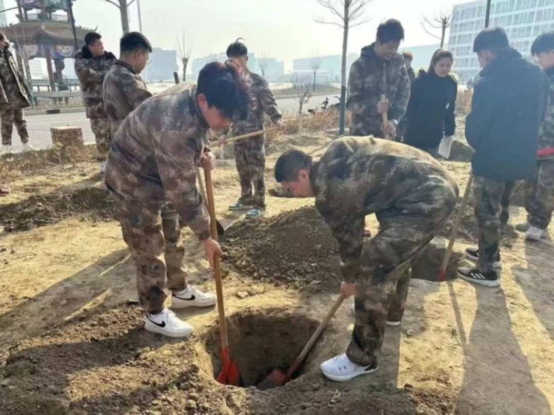 威尼斯886699  汽车工程学院  绿水青山映笑颜 植树造林崭新篇