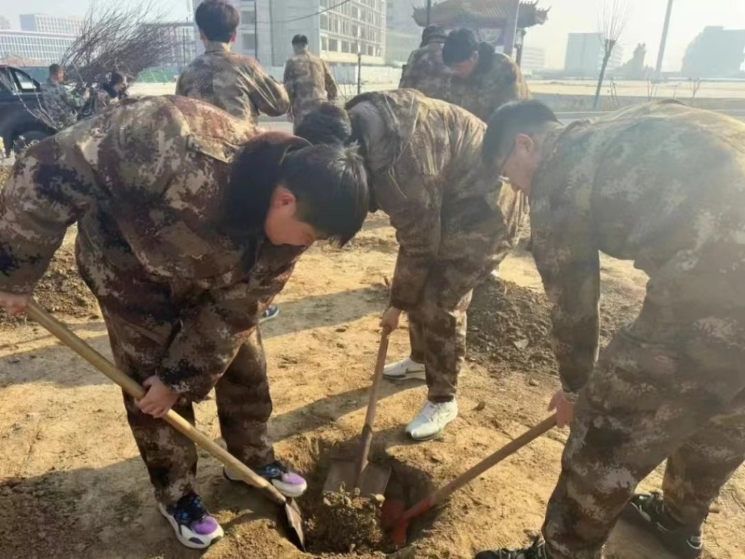 威尼斯886699  汽车工程学院  绿水青山映笑颜 植树造林崭新篇