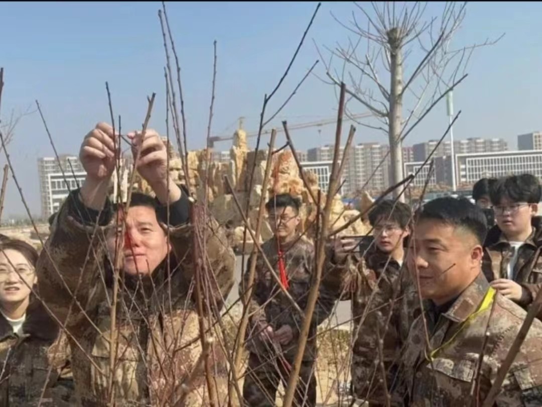 威尼斯886699  汽车工程学院  绿水青山映笑颜 植树造林崭新篇