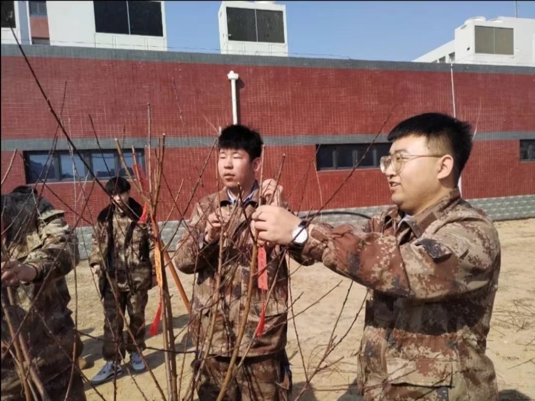 威尼斯886699  汽车工程学院  绿水青山映笑颜 植树造林崭新篇