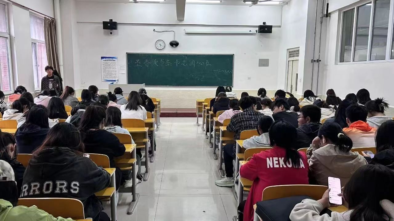 威尼斯886699  青年志愿协会  举办“墨香浸书签，书意润心弦”书签制作活动