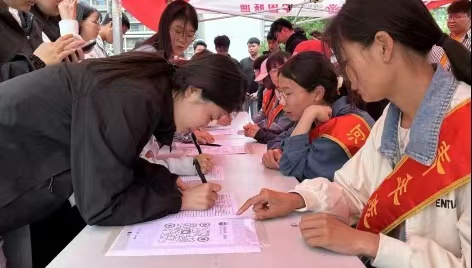 口碑好的外围平台体育  青年志愿协会  口碑好的外围平台体育开展“践行新时尚 分类志愿行”垃圾分类宣传周主题活动.