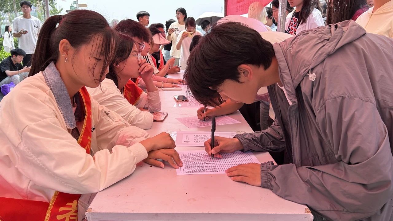 口碑好的外围平台体育  青年志愿协会  举办“禁烟净气，清新满溢”海报设计活动