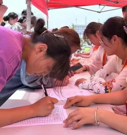 口碑好的外围平台体育  青年志愿协会  举办“和平梦飞翔，友爱花绽放”创意活动