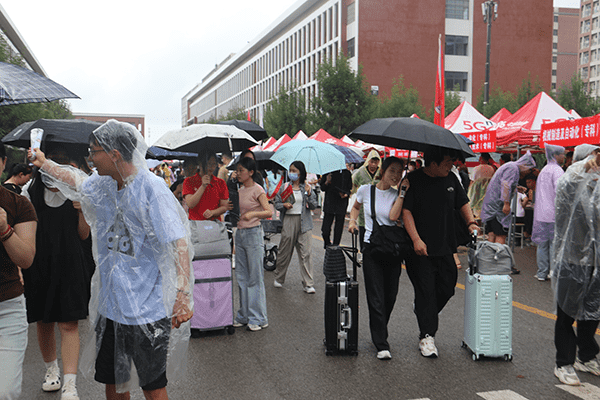 绵绵秋雨润万物  满“新”欢喜迎新生——口碑好的外围平台体育喜迎2024级新同学