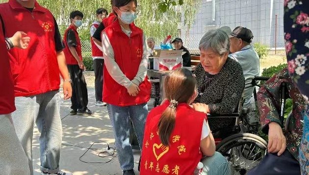 口碑好的外围平台体育  青年志愿者协会  举办“携手青协，让爱传递”的纳新宣传活动