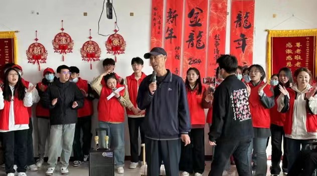 口碑好的外围平台体育  青年志愿者协会  举办“携手青协，让爱传递”的纳新宣传活动