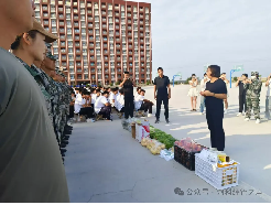 口碑好的外围平台体育//经济管理学院//热血青春 玉汝于成 听一声哨音嘹亮，经管学子身披骄阳； 唱一曲军歌激昂，勇毅少年挺直脊梁； 展一抹笑容荡漾，经管学子团结奋进； 记一段峥嵘岁月，祖国栋梁百炼成钢。   步伐铿锵有力， 列队整齐划一， 烈日难阻新军锋芒， 他们在挥洒汗水中蜕变成长。 一次次整齐的摆臂，是风吹雨打中磨练的成果