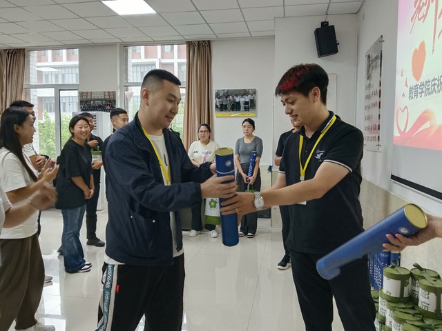 九月菊香迎佳节 桃李芬芳颂师恩                  ——教育学院庆祝第40个教师节活动