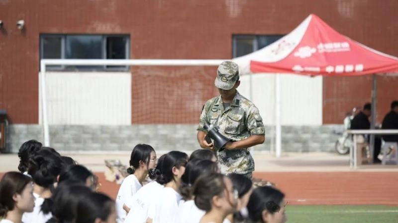 踏铿锵步伐，赴青春征途